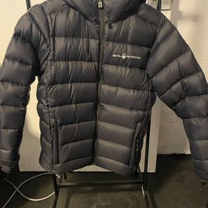 Sail racing jacka (vinterjacka/dunjacka) - Sail racing jacka som är helt i nyskick, storlek 160 / XS , passar även mindre S.  Härlig & varm jacka. Använder mig av postnords skicka lätt ( spårbart ) när jag fraktar.