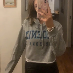 Croppad hoodie - En grå croppad hoodie från bikbok i st xs. Säljer för 70kr + frakt