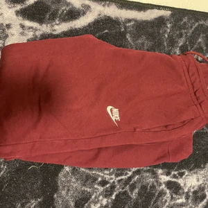 Nike mjukisbyxor - Fint skick, Nike mjukisbyxor , mörkare vinröd. Storlek S.