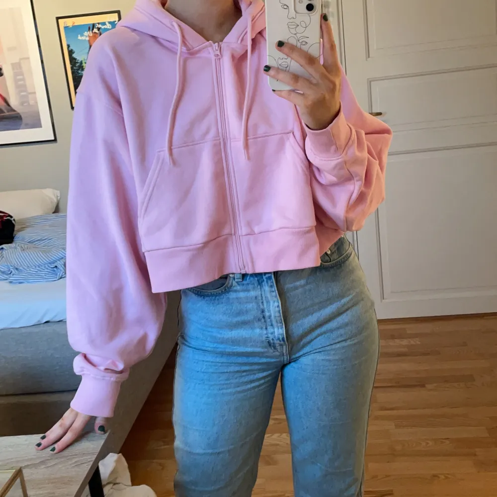 En mycket söt rosa hoodie från Weekday i en croppad passform. Aningen oversized, storlek S och aldrig använd🌸🌺💐. Hoodies.