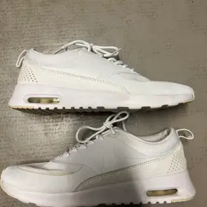 Vita Nike sneakers, stl 39. Lite smutsiga, kan tvättas i tvättmaskin. 