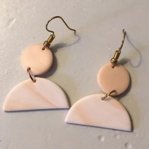 Örhängen - De är från ett företag som heter Ohker studio (se instagram). De är knappt använda, priset är inklusive frakt:) tar emot Swish. Hållbara av bra lera! Finns fler av samma märke i min profil!:)