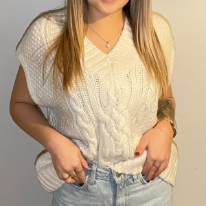 Vit stickad väst  - Kommer ifrån H&M!! Aldrig använd 