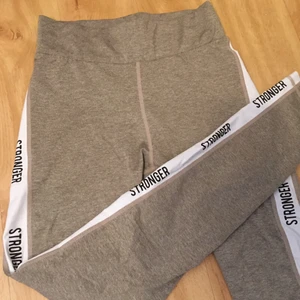 Träningsbyxor - Beigea från märket stronger, köpta för 699:-. 1:framsida, 2:baksida, 3:lite hål mellan. Hålen är från skav och är lätta att laga! I övrigt är de i bra skick och bra kvalitet. Frakt tillkommer och jag tar emot swish:) kolla in lin profil för fler snygga och billiga kläder mm!