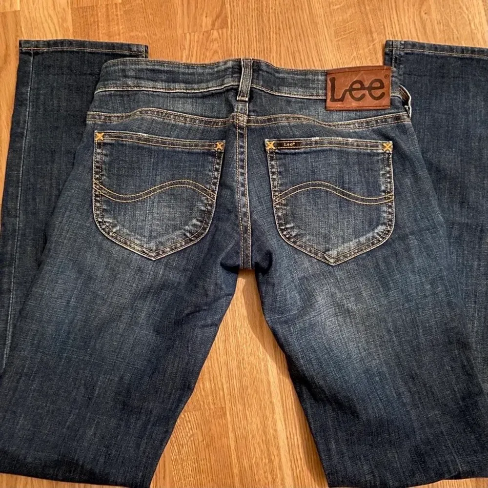 Jättesnygga low waisted jeans från Lee! Säljer för de är för långa för mig som är 1,66! Skriv privat för fler bilder/mått!. Jeans & Byxor.