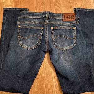 Jättesnygga low waisted jeans från Lee! Säljer för de är för långa för mig som är 1,66! Skriv privat för fler bilder/mått!