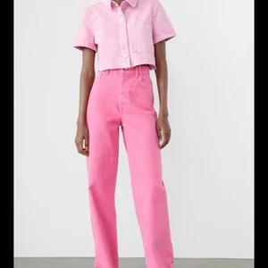 Rosa Zara Jeans - Säljer dessa oanvända Zara jeans. De var jättefina men förstora för mig i midjan. De är i storlek 38 och är lite långa för mig som e 1,70 men det går att klippa❤️ original pris är 400 kr💕 kontakta för bilder