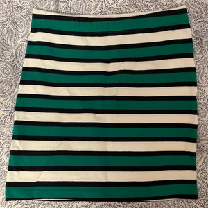 Kjol  - Jätte snygg grön/vit/svart kjol från Lindex som passar jätte bra till sommaren!! Fick i present men aldrig använd då den inte passar mig. Helt nyskick. DM om du är intresserad 🤍🤍🤍