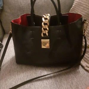 Svart handväska  - Använt men i gott skick 