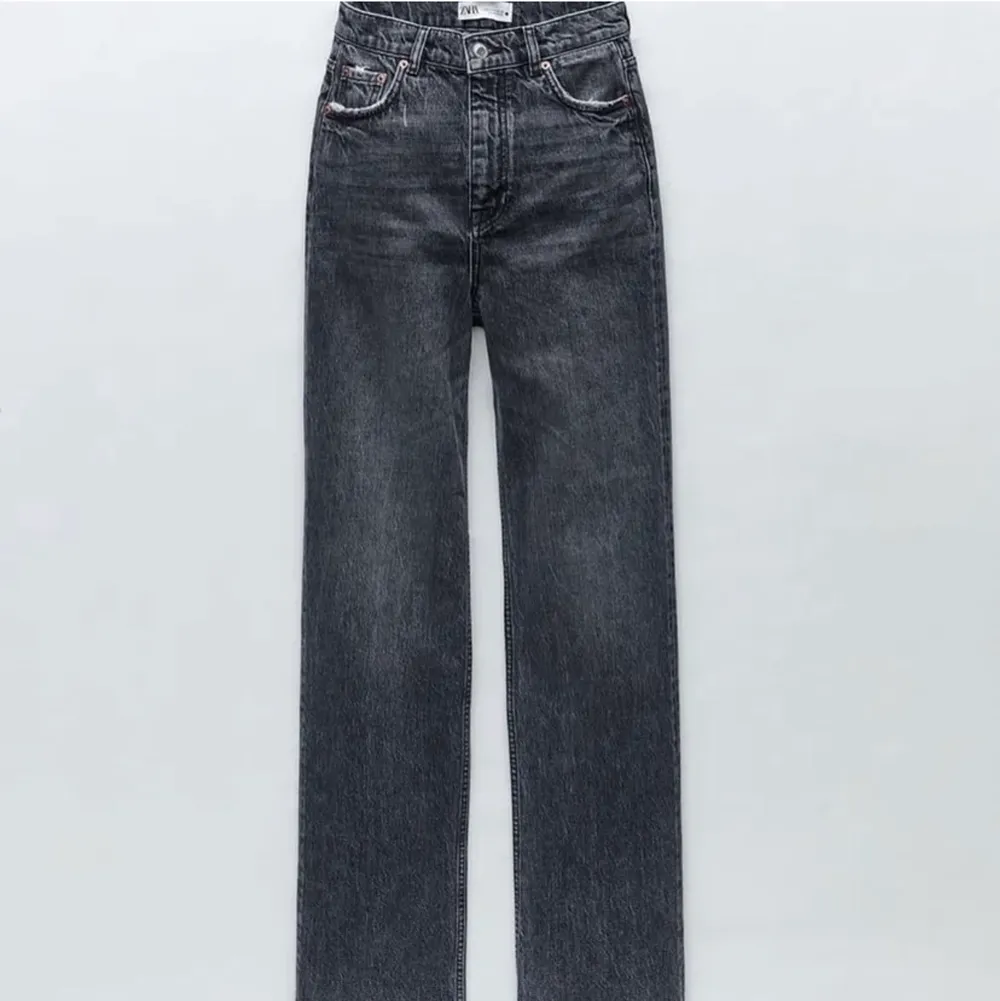 säljer nu de populära gråa zara jeansen, de är aldrig använda och har därmed lappar och liknande kvar, jeansen är i storlek 34 men skulle säga att de passar 36 också. köparen står för frakten . Jeans & Byxor.