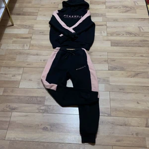 MCKENZIE vinter kläder - Rosa och svarta MCKENZIE vinter kläder. Står MCKENZIE på byxorna och hodien. Har haften 2-3 gånger det är skönt. Den kan hålla dig varmt.❤️