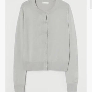 Grå kofta  - En grå kofta från hm som e slutsåld, nypris 129kr aldrig använd med prislapp kvar!