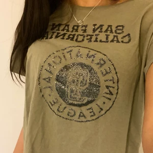 Grön tröja med tryck - Simpel tröja som är enkel att matcha💓