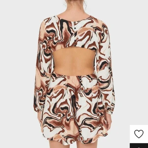 Klänning: aldrig använt  - Klänning köpt i somras från stradivarius, oanvänd, nypris 399. Liten i storlek så passar S/M. Köparen står för frakt 