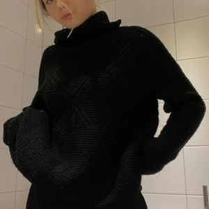 Stickad tröja - Använt, men fint skick. Härlig vinter tröja med hög krage. Säljes då det inte är min stil längre. Köparen står för frakt 💗