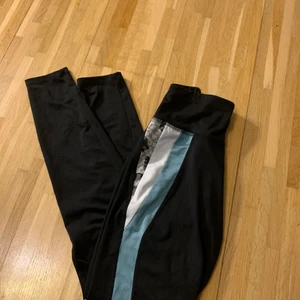 Träningstights - Träningsbyxa i storlek s från mly sport. Väldigt bekväma i materialet. Säljer då de blivit små för mig