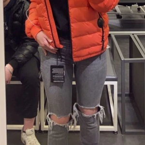 Superfina zara jeans! - Snygga zara jeans som jag köpte för några månader sedan men som inte passar mig så br längre! Köptes för 400kr! De sitter superfint!🤍