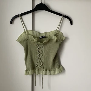 Grönt linne - Grönt linne med snörning och mesh, aldrig använt, fri frakt✨