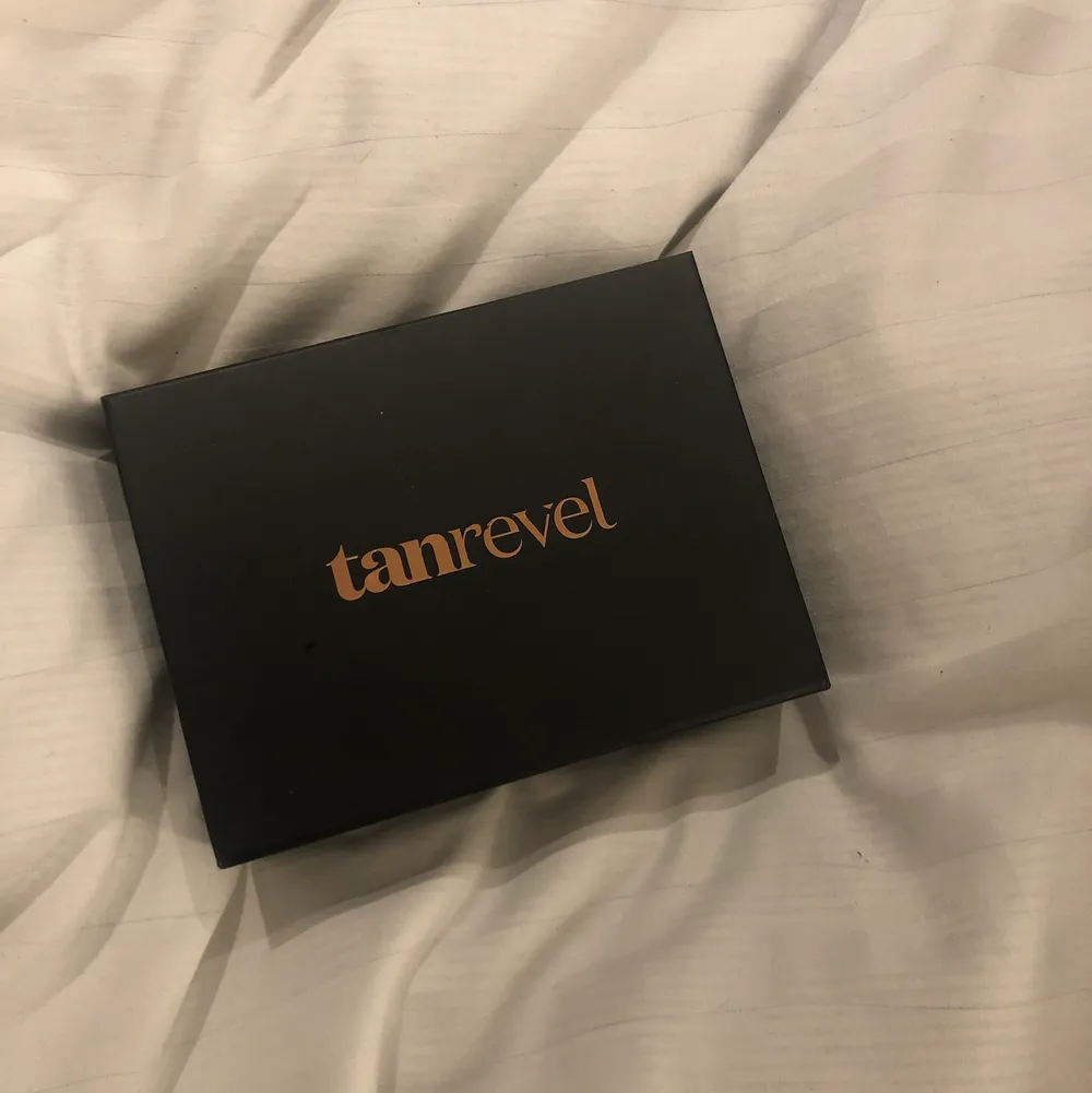 Säljer mitt tanrevel kit pga att jag it använder det längre!💘 tanning liquiden är tyvär slut men maskinen och laddaren funkar helt!! köpare står för frakt. Muu.