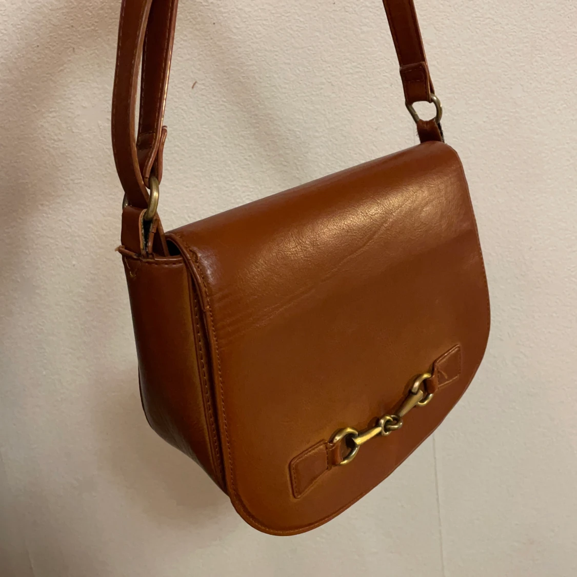 Brun hanväska i vintagelook - 90