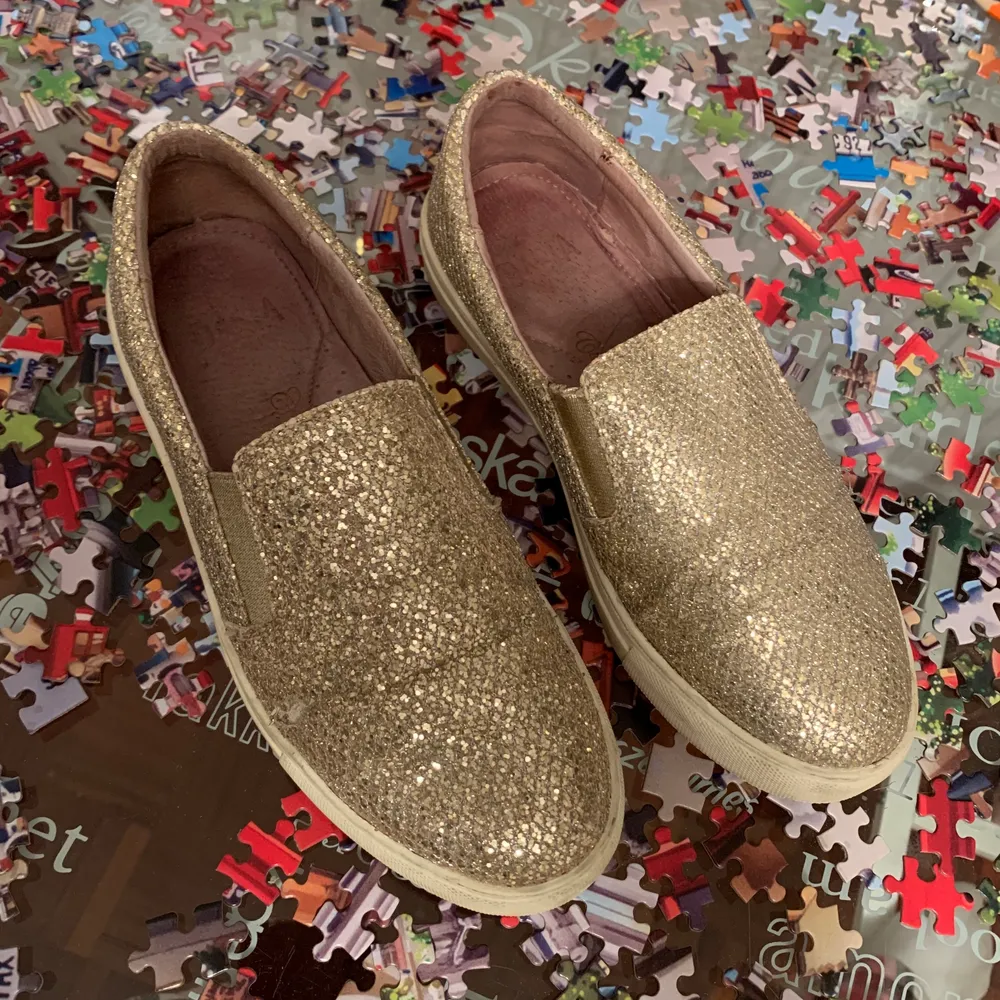 Festliga skor i guldfärg från märket Dasia (köpta för ca 800kr). De är i använt skick därav det låga priset💛💛. Skor.