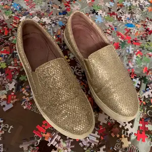 Festliga skor i guldfärg från märket Dasia (köpta för ca 800kr). De är i använt skick därav det låga priset💛💛