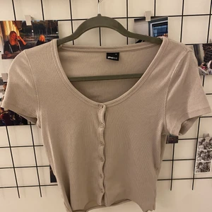 Tröja  - Säljer denna jättefina tröja från Gina som tyvärr är förstor för mig, den är i jättebra skick knappt använd