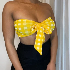 Rutig gul topp (S), 50 SEK  - Världens sötaste topp från Bik Bok som passar perfekt på sommaren 🌼 Toppen är normal i storlek, men materialet är väldigt stretchight (95% polyester, 5% elestan) så den passar även dig med större boobs. Jag brukar ha 75C i bh-strl. 