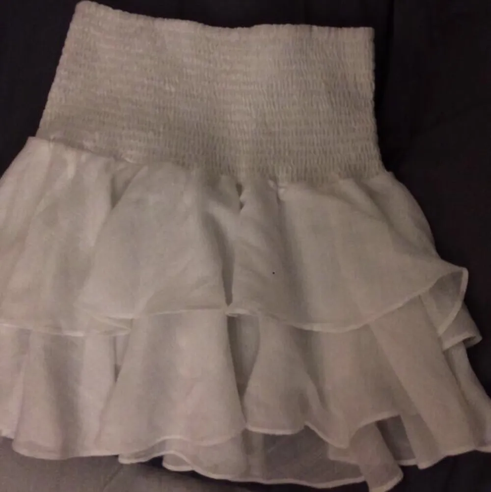 Hejj säljer min nya volang kjol då jag ej använder den❤️ jätte bra skick ock storleken är XS men passar även XXS-M för dens stretchiga matrial😃 hör av er vid frågor, bilder eller köp!. Kjolar.