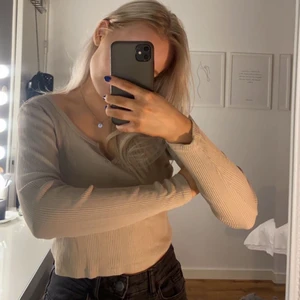 Beige topp - En beige ribbad topp med superfin urringning 