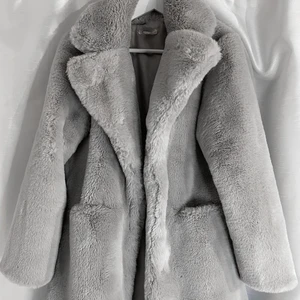 Grey Faux Fur Jacket (S/M), 500 SEK - Denna going är köpt hos Misspap (nypris 1.200 sek) och jag har endast använt den 2 ggr. Jackan är varm och mysig (gjord av fuskpäls). Den är lite större i storleken. Jag är 163 lång och brukar vanligtvis ha strlk S-M. 