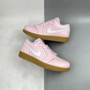 Jordan 1 Low Artic Pink Gum - Skorna är helt nya, oanvända i perfekt skick! Orginalbox följs med vid köp! 