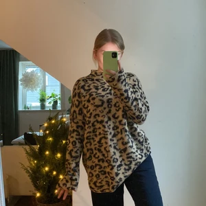 Leo stickad - Använd men fint skick, beigesvart leopard print men halvpolo krage! Strl M