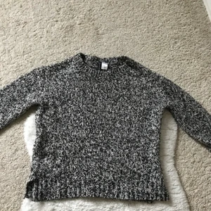 Grå stickad tröja  - Grå stickad tröja i strl XS.