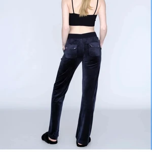 Juicy Corture mjukisbyxor Night Sky - SÖKER ett par Juicy Corture mjukisar i färgen Nightsky i storlek S eller M, pris diskuteras privat. 