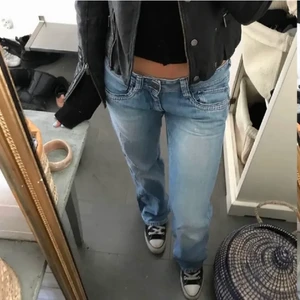 Lågmidjade jeans - Intressekoll på dessa snygga jeans som jag köpte här på Plick men tyvärr är för stora på mig. Storlek S men är för stora för mig som vanligtvis har S, så jag skulle säga S/M. Bilderna är lånade💗