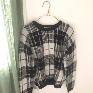 Rutig tröja - Svart och vit-rutig, gosig tröja. Perfekt nu med kallare tider. Fint skick så den inte är använd så mycket. 120kr+frakt💛