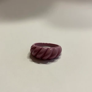 Ring - Rosa silverring med rep-design.