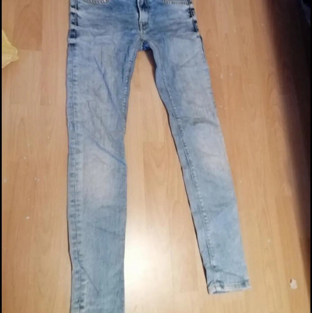 Ljusa jeans från Replay. St; 27 men en liten 28:a kan också ha dom. . Jeans & Byxor.