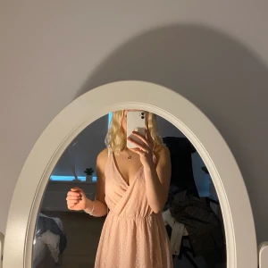 Rosa klänning  - Rosa klänning från NAKD (IVA nikolinas kollektion). Säljer då den är något stor. Använd en gång så i jättefint skick! 