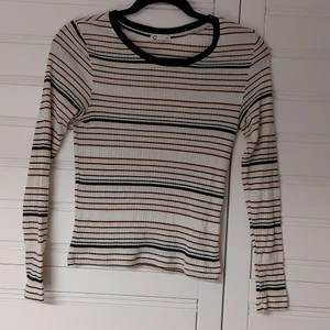 Långärmad tröja  - Långärmad tröja med ränder i vitt, svart och rosa  