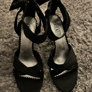 Finskor - Jätte finna fest/ finskor som användes vid fåtal gånger inomhus 