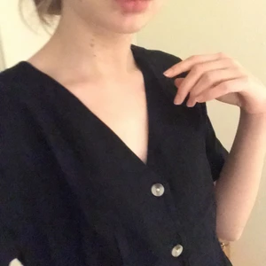 Retro klänningar storlek 36 och 34 - Säljer två snygga retro svarta klänningar med knappar i storlek 36 och 34. Klänningen jag har på bilden är i storlek 36. Klänningen sitter ganska löst på mig, så funkar nog för större storlekar också. Det går också fint att ha skärp till klänningen, jag kan skicka med ett matchande om du önskar😁. Har du frågor, är intresserad eller vill förhandla om priset, tveka inte att höra av dig! 😊💖