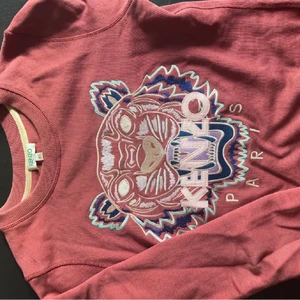 Kenzo tröja - ⚡️Intressekoll⚡️ på min fina Kenzo tröja köpt här på Plick i höstas. Fint skick, säljer endast för bra pengar💛