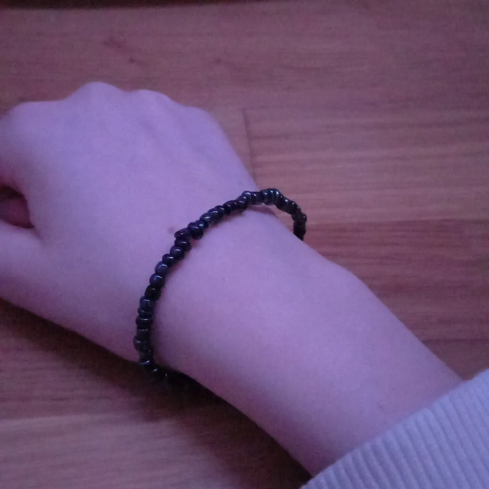 Ett mörkblått armband med pärlor på! Gillar den verkligen men den är för stor! Nästan aldrig använt!. Accessoarer.