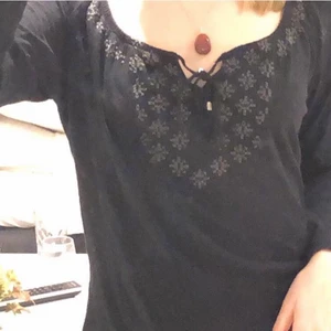 Svart topp - Svart topp som är handlad secondhand, använd kanske två gånger av mig och har inga skador. Elasticiteten i snörena har dock försvunnit lite men inget man tänker på. För fler bilder och frågor kom priv❤️