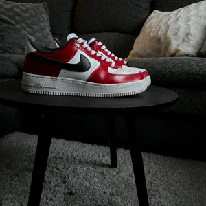 Nike air force 1 CHICAGO customs - Nike air force 1 CHICAGO customs i storlek 42,5 köpts från ett UF företag för nåt år sedan, lite använda men mest stått på skohyllan, mild creasage men overall i bra skick och riktigt snygga. (Passar 43 också) Bara att höra av sig vid frågor😄