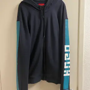 Nästan helt ny boss hoodie inköpt för 2000kr säljer för 600 super fint skick. Storlek XL köpare står för frakt 