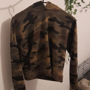 Militär-grön hoodie - Hoodie, aldrig använd bara tästad, militär färgad, fick den för 5 månader sen.