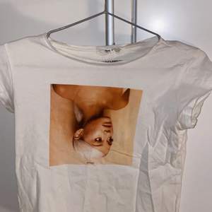 säljer denna ariana grande t-shirt, köpt på H&M. Skriv till mig privat om du har frågor. ❤️